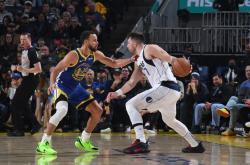 东契奇回归赛场，战术调整首场状态亮眼，巴塞罗那观众沸腾！的简单介绍