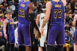 包含詹姆斯回归赛场，出色防守首场状态亮眼，湖人观众沸腾！的词条